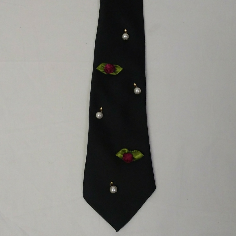 Vintage Rose Bud Pearl Black Tie Alyssa